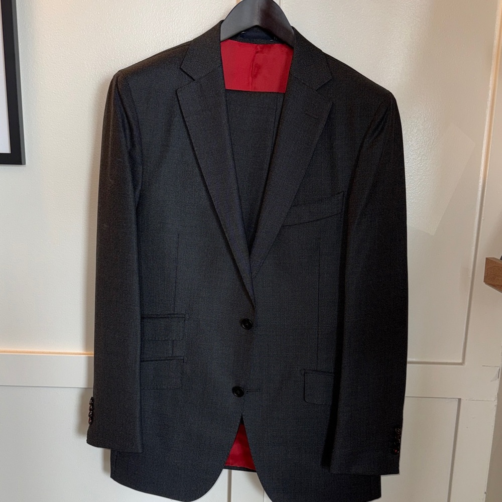 Mens Suit Supply Size 40 - Classic Single-Breast Suit
